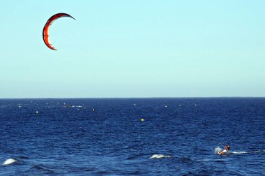 Mijas Costa, İspanya açıklarında yelkenli Kiteboarder.