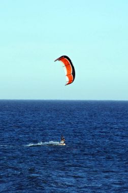 Mijas Costa, İspanya açıklarında yelkenli Kiteboarder.