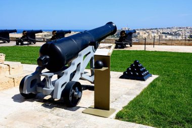 Limana doğru Vittoriosa, Valletta, Malta karşısında manzaralı üst Barrakka bahçelerde Cannons.