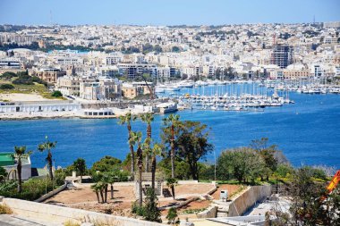 Senglea ve Valletta, Malta görülen Vittoriosa doğru görüntülemek.