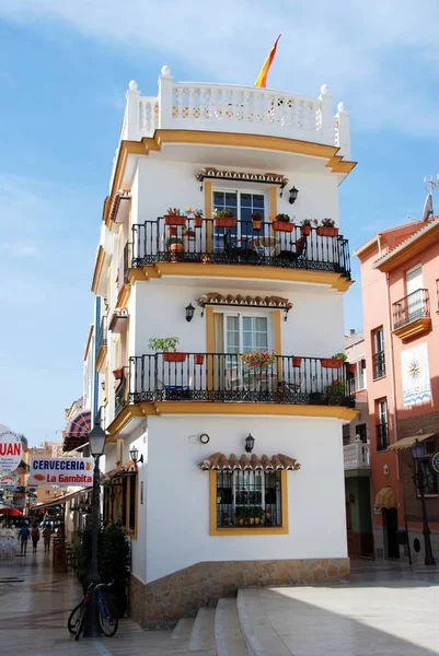 Τυπικό Ανδαλουσίας στυλ γωνιακό κτήριο με μπαλκόνι κατά μήκος ένα κέντρο πόλη εμπορικό δρόμο, Τορρεμολίνος, Ισπανία. — Φωτογραφία Αρχείου