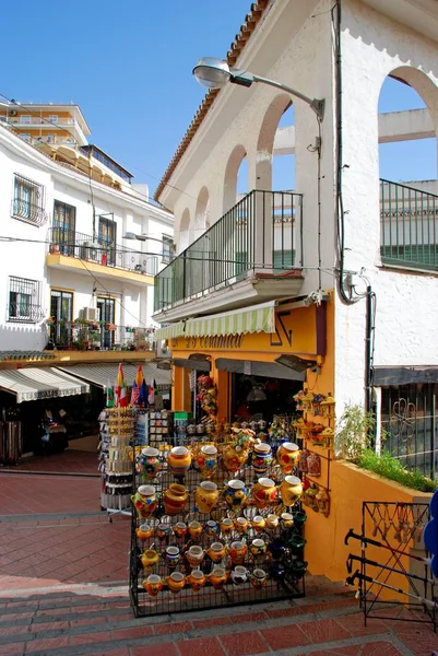 Verhoogde uitzicht op een oude stad winkelstraat met een keramiek werkplaats op de voorgrond, Torremolinos, Spanje. — Stockfoto