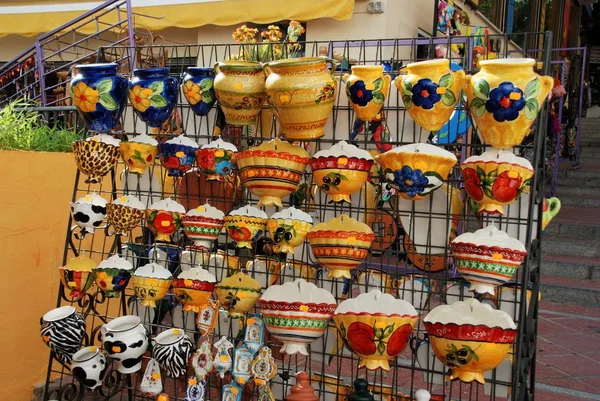 Ładny ceramiki na sprzedaż poza sklep stare miasto, Torremolinos, Hiszpania. — Zdjęcie stockowe
