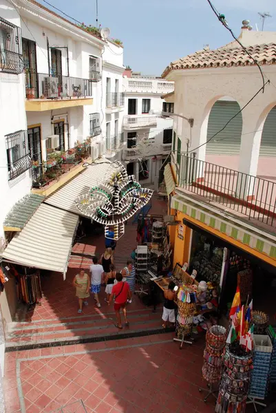 旅游购物街，在老城区，诺斯，西班牙的高架的观. — 图库照片