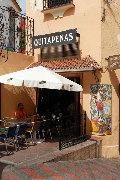 Turista relajante en una cafetería en el casco antiguo, Torremolinos, España . — Foto de Stock