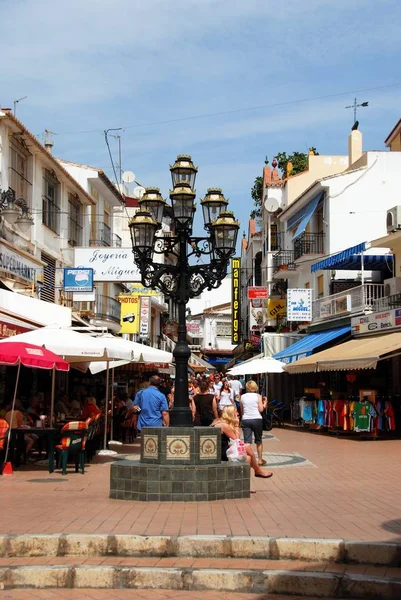 Díszes lámpaoszlop, kiülős kávézók, a hátsó mentén San Miguel street, Torremolinos, Spanyolország. — Stock Fotó