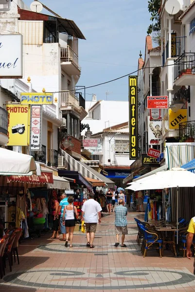 Tourists walking along Calle San Miguel shopping street, Torremolinos, Spain. — Stock Photo, Image