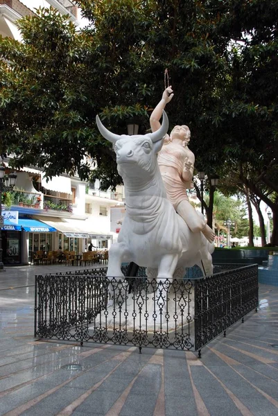 Estatua del monumento a Europa con una mujer sentada sobre un toro, Torremolinos, España . — Foto de Stock