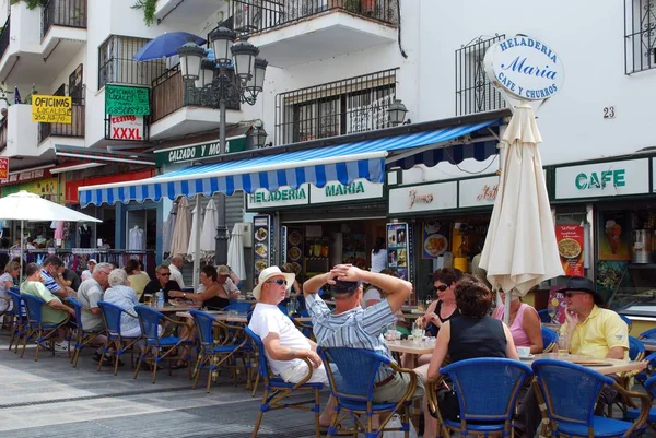 Relaxační turisté ve městě centrum chodníku kaváren, Torremolinos, Španělsko. — Stock fotografie
