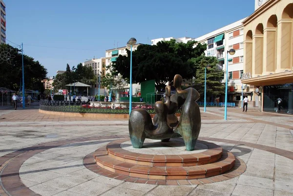 Статуя современного искусства с фонтаном в задней части на городской площади, Торремолинос, Испания . — стоковое фото