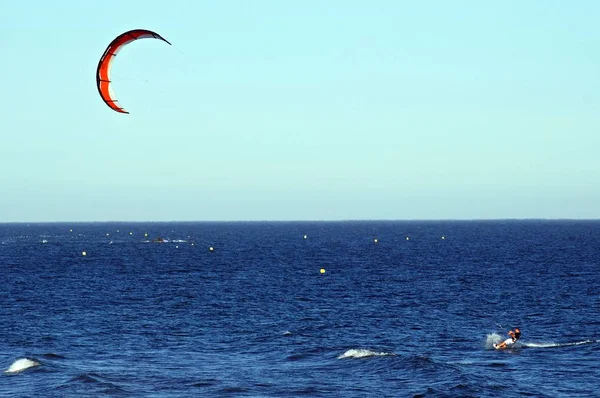 Kiteboarder a vela al largo della costa, Mijas Costa, Spagna . — Foto Stock