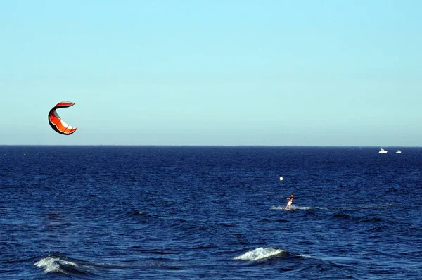 Kiteboarder 离海岸，米哈斯科斯塔，西班牙的海上航行. — 图库照片