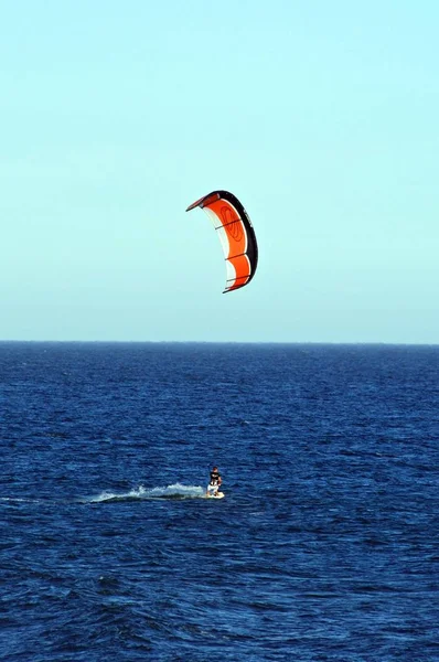 Kiteboarder a vela al largo della costa, Mijas Costa, Spagna . — Foto Stock