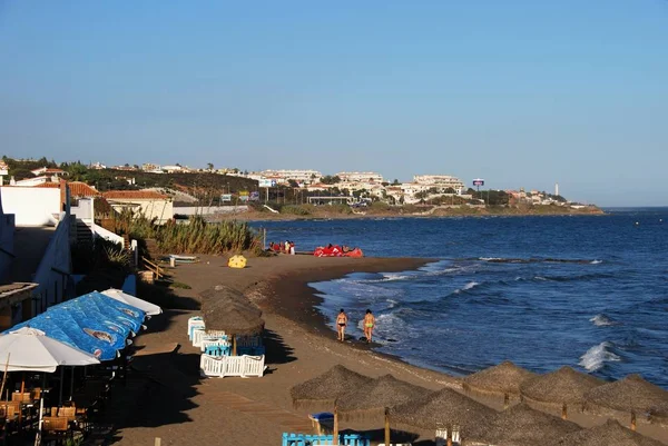 Podniesionymi widokiem na plażę z turystów spaceru wzdłuż linii brzegowej, Mijas Costa, Hiszpania. — Zdjęcie stockowe