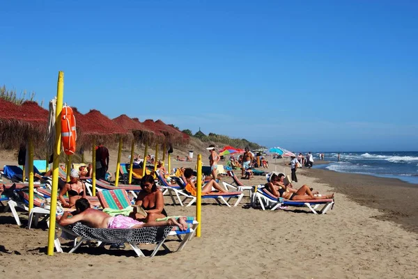 Tourists relaxing on Playa de la Vibora beach, Elviria, Marbella, Spain. — 图库照片