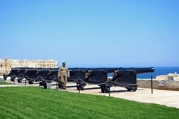 Asker toplar hat üst Barrakka bahçeleri, Valletta, Mala öğlen tabancada için yürüyüş. — Stok fotoğraf