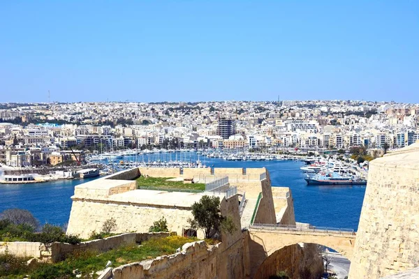 Senglea ve Valletta, Malta görülen Vittoriosa doğru görüntülemek.