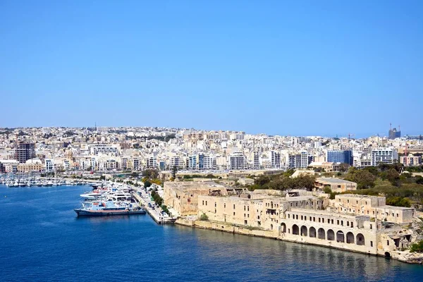 Senglea ve Valletta, Malta görülen Vittoriosa doğru görüntülemek.