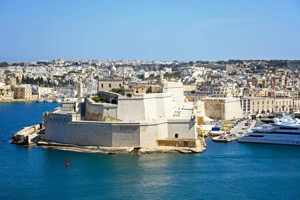 Utsikt mot Vittoriosa och Fort St Angelo sett från Valletta, Valletta, Malta. — Stockfoto