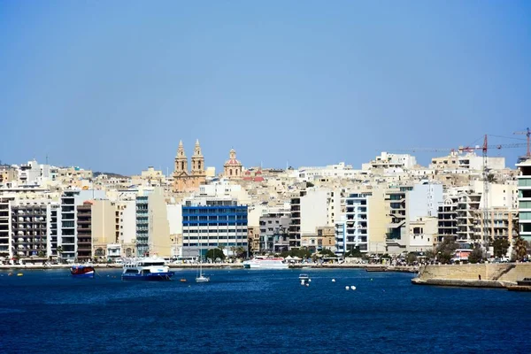 Vista hacia Sliema vista desde La Valeta, La Valeta, Malta . — Foto de Stock