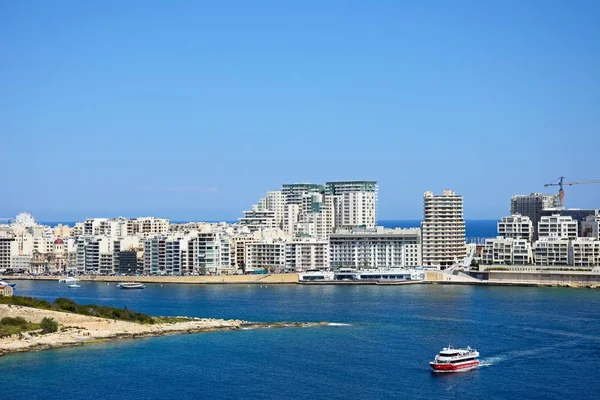 Valletta, Valletta, Malta görülen Sliema doğru görüntülemek.