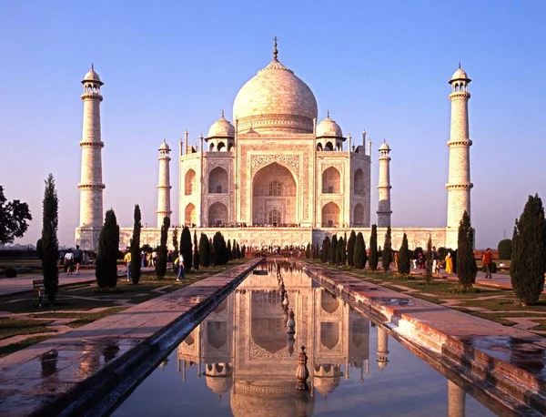 Widok na Tadź Mahal w świetle wczesnym wieczorem, Agra, Indie. — Zdjęcie stockowe