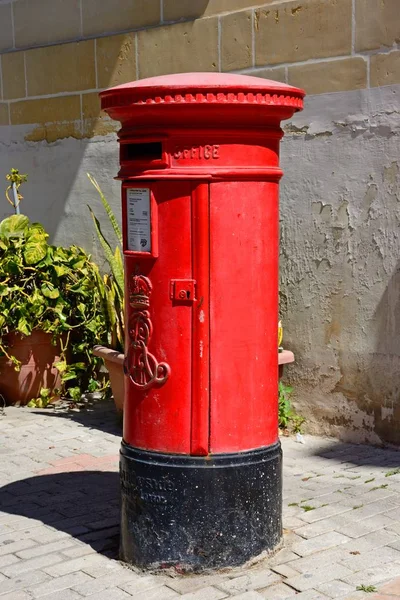江戸下町伝統赤イギリス郵便ポストのマルタ. — ストック写真