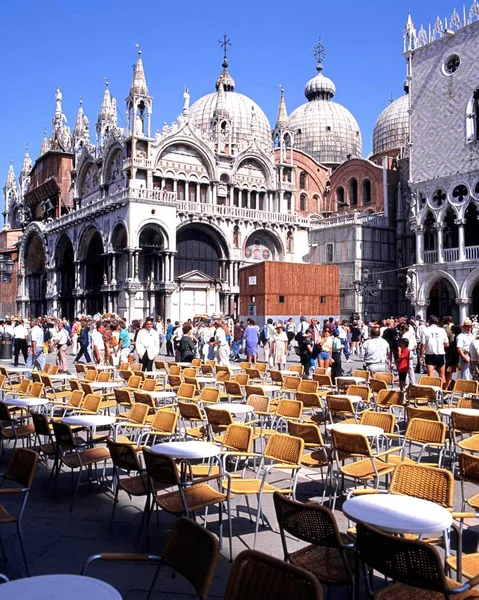 Meja kafe dan Basilika St Marks di St Marks Square, Venice, Italia . — Stok Foto