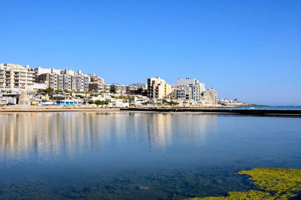Utsikt över saltdammar med byggnader på baksidan i Salina Bay, Buġibba, Malta. — Stockfoto