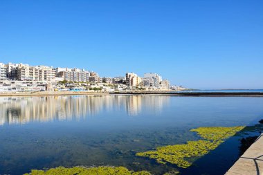 Binalar arka Salina Bay, Bugibba, Malta için tuz tava görünümünü.