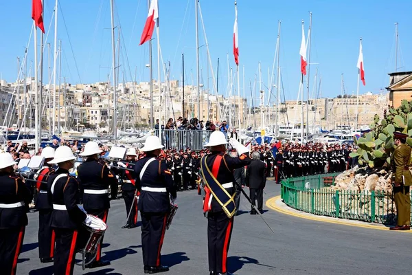 Frihet-firandet med militär personal och en blåsorkester av monumentet pressfrihetens dag, Vittoriosa, Malta. — Stockfoto