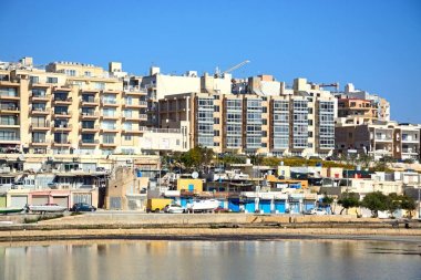Binalar arka Salina Bay, Bugibba, Malta için tuz tava görünümünü.