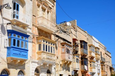 İlginç balkon ve pencere eşiği, Vittoriosa (Birgu), Malta binalarla.