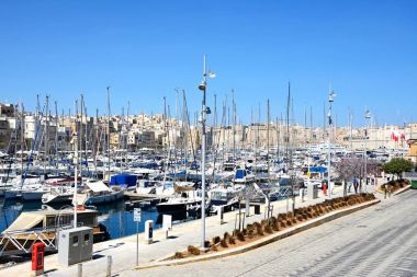 Yükseltilmiş görünümü Vittoriosa waterfront ve marina manzaralı doğru Senglea, Vittoriosa (Birgu), Malta.