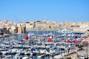 Yükseltilmiş görünümü Vittoriosa waterfront ve marina manzaralı Senglea ve Valletta, Vittoriosa (Birgu), Malta.