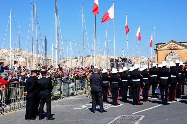 Frihet-firandet med militär personal och en blåsorkester av monumentet pressfrihetens dag, Vittoriosa, Malta. — Stockfoto