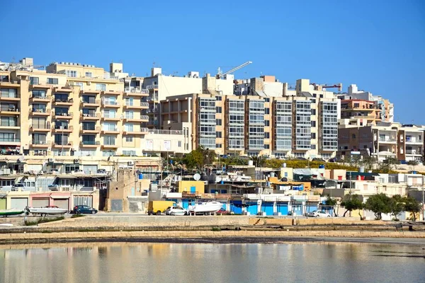 Nézd a só lábasok épületek a hátsó a Salina Bay, Bugibba, Málta. — Stock Fotó