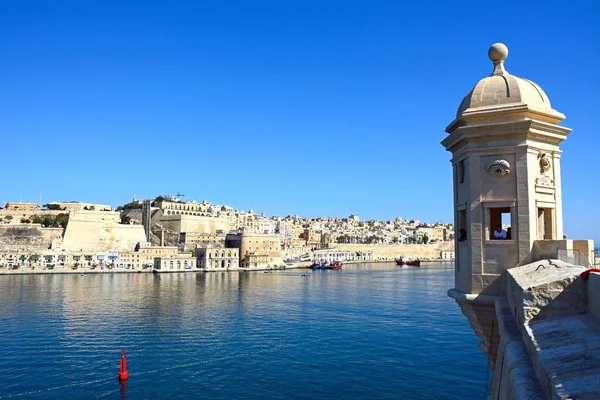 Utsikt över Valletta waterfront sett från den Gardjola trädgården med en bastion i förgrunden, Senglea, Malta. — Stockfoto
