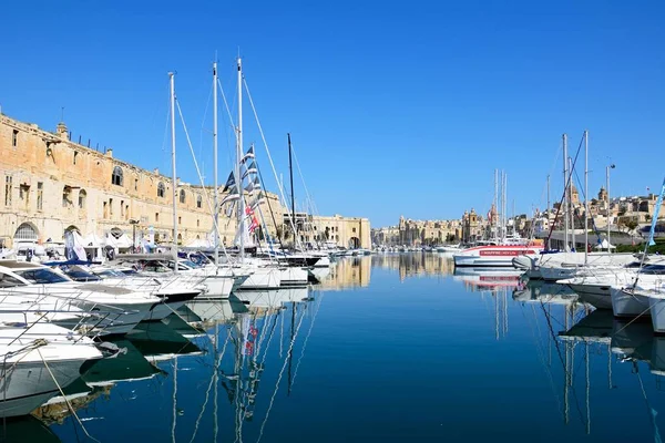 Widok Vittoriosa i Senglea przystań z Senglea po lewej stronie i Vittoriosa w prawo, Vittoriosa (Birgu), Malta. — Zdjęcie stockowe