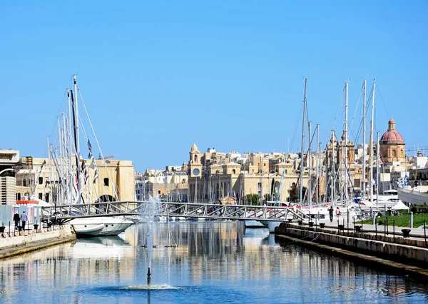 Vittoriosa 码头和森格莱阿到左手边，Vittoriosa (Birgu)，马耳他的海滨区视图. — 图库照片