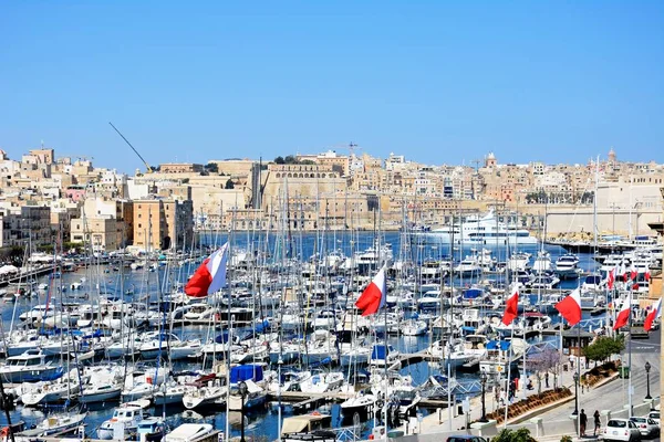 Yükseltilmiş görünümü Vittoriosa waterfront ve marina manzaralı Senglea ve Valletta, Vittoriosa (Birgu), Malta.
