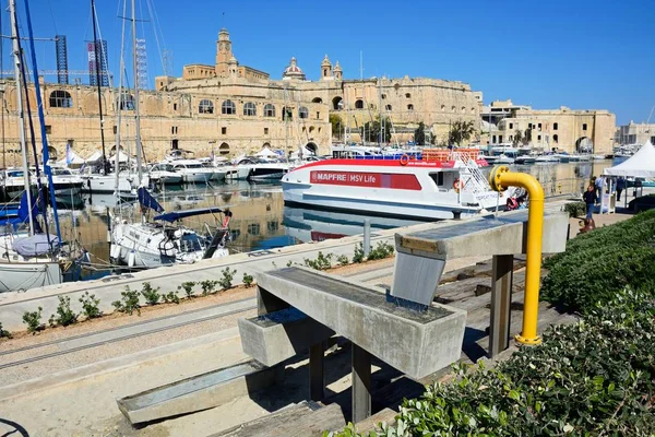 Podniesionymi widokiem Vittoriosa przystań z widokiem w kierunku Senglea, Vittoriosa (Birgu), Malta. — Zdjęcie stockowe