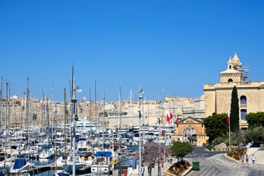 Vittoriosa marina ve waterfront yükseltilmiş görünümünü Valletta, Vittoriosa (Birgu), Malta doğru manzaralı.