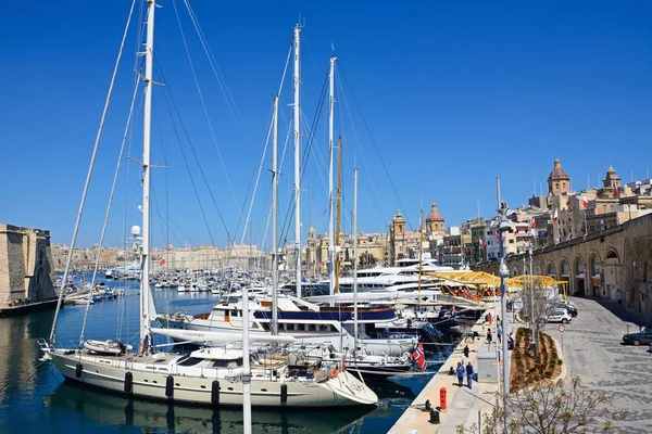 Forhojd utsikt Vittoriosa marina och waterfront med utsikt mot Senglea och Valletta, Vittoriosa (Birgu), Malta. — Stockfoto