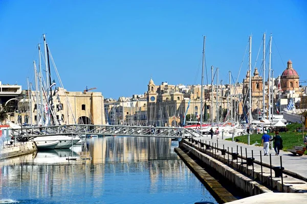 View of Vittoriosa marina and waterfront with Senglea to the left hand side, Vittoriosa (Birgu), Malta. — Stock Photo, Image