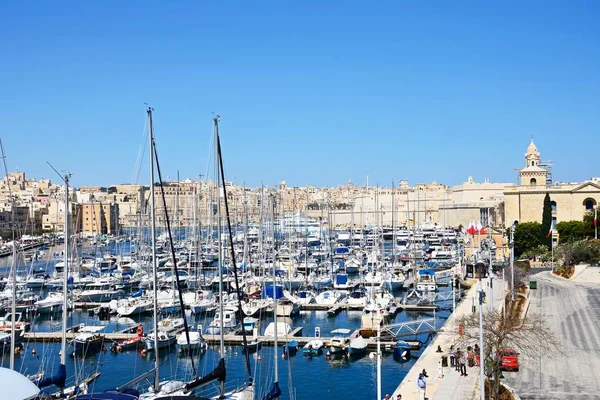 Yükseltilmiş görünümü Vittoriosa waterfront ve marina manzaralı Senglea ve Valletta, Vittoriosa (Birgu), Malta.