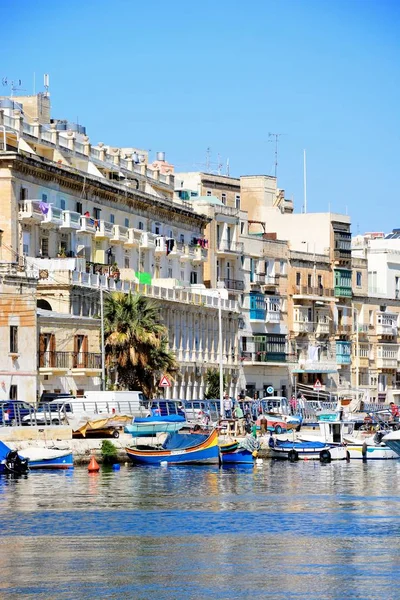 Vy över Senglea vattnet med traditionell maltesisk Dghajsa vatten taxibåtar förtöjda i hamnen, Vittoriosa, Malta. — Stockfoto