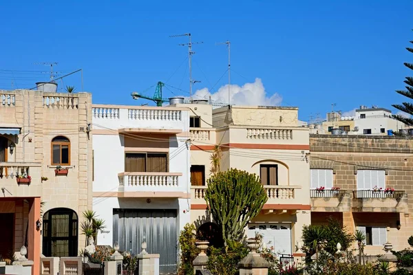 Row of traditional Maltese townhouses, Bugibba, Malta. — Stock Photo, Image