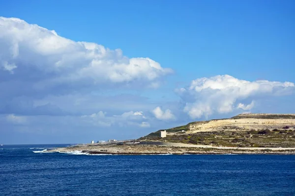 Doğu Salina Bay, Bugibba, Malta seyir kıyı şeridi görünümü.