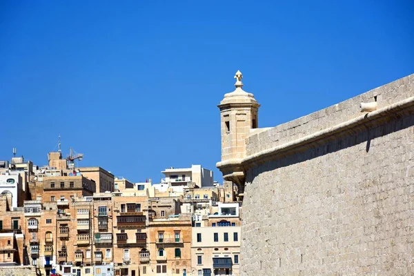 De toren van de hoek op Fort Saint Angelo met uitzicht op Valletta, Vittoriosa, Malta. — Stockfoto